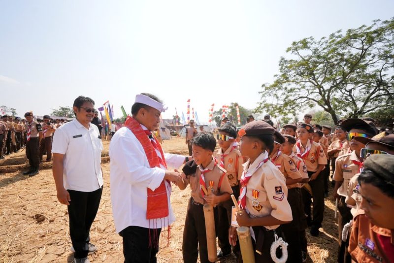 Sekda Jawa Barat Herman Suryatman saat menutup Perkemahan Terpadu dan LT II Situraja, Sumedang, Rabu (26/8/2026). (Foto: Humas Jabar) 
