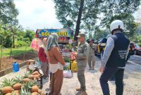  Satuan Polisi Pamong Praja (Satpol PP) Provinsi Jawa Barat menertibkan pedagang yang masih berjualan di sepanjang jalur Subang-Bandung, mulai dari kawasan Tugu Tangkuban Parahu, Kecamatan Ciater, hingga Jalan Cagak, Kecamatan Jalan Cagak, Kabupaten Subang.