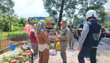  Satuan Polisi Pamong Praja (Satpol PP) Provinsi Jawa Barat menertibkan pedagang yang masih berjualan di sepanjang jalur Subang-Bandung, mulai dari kawasan Tugu Tangkuban Parahu, Kecamatan Ciater, hingga Jalan Cagak, Kecamatan Jalan Cagak, Kabupaten Subang.