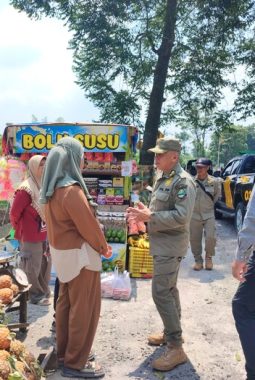 Satpol PP Jabar Tertibkan Pedagang di Jalur Subang-Bandung, Lima Bangunan Liar Disegel