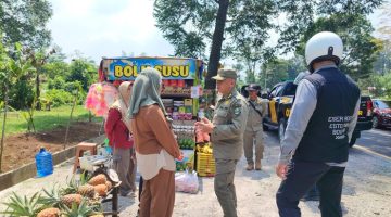  Satuan Polisi Pamong Praja (Satpol PP) Provinsi Jawa Barat menertibkan pedagang yang masih berjualan di sepanjang jalur Subang-Bandung, mulai dari kawasan Tugu Tangkuban Parahu, Kecamatan Ciater, hingga Jalan Cagak, Kecamatan Jalan Cagak, Kabupaten Subang.