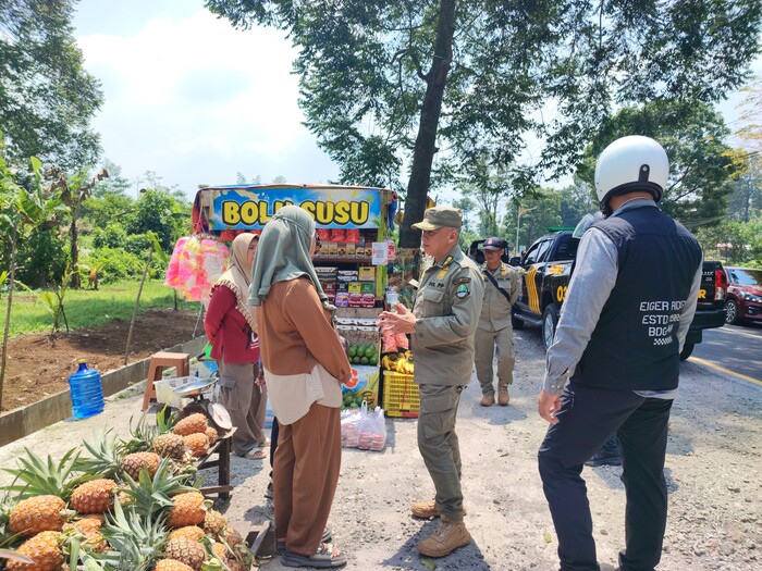  Satuan Polisi Pamong Praja (Satpol PP) Provinsi Jawa Barat menertibkan pedagang yang masih berjualan di sepanjang jalur Subang-Bandung, mulai dari kawasan Tugu Tangkuban Parahu, Kecamatan Ciater, hingga Jalan Cagak, Kecamatan Jalan Cagak, Kabupaten Subang.