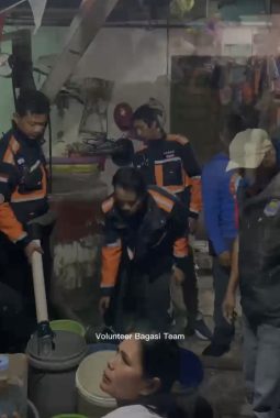 Kemarau Mulai Terasa, Volunteer Bagasi Team Kirim 7.000 Liter Air Bersih ke Warga Cicendo