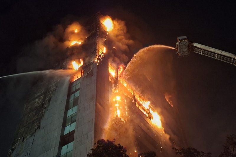 Kebakaran melanda gedung Badan Pendapatan Daerah (Bapenda) DKI Jakarta di Jalan Abdul Muis, Petojo Selatan, Gambir, Jakarta Pusat, pada Jumat (7/8/2026) malam