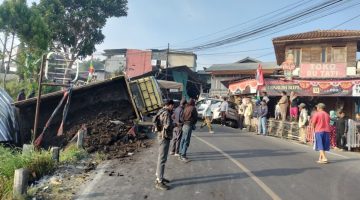 Kecelakaan beruntun yang melibatkan enam unit kendaraan terjadi di Jalan Raya Ciwidey-Rancabali, Kampung Sinapeul, Desa Alamendah, Kecamatan Rancabali, Kabupaten Bandung, Jawa Barat, Kamis (6/8/2026) pagi.(Dokumen Satlantas Polresta Bandung)