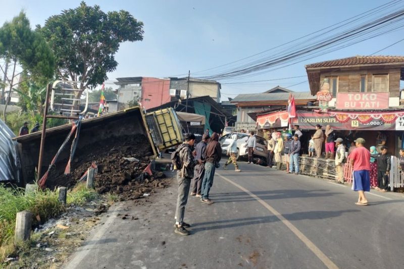 Kecelakaan beruntun yang melibatkan enam unit kendaraan terjadi di Jalan Raya Ciwidey-Rancabali, Kampung Sinapeul, Desa Alamendah, Kecamatan Rancabali, Kabupaten Bandung, Jawa Barat, Kamis (6/8/2026) pagi.(Dokumen Satlantas Polresta Bandung)