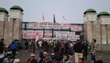 Massa demonstrasi 27 Agustus telah mulai berkunpul di area sekitar depan Gedung DPR RI, Jalan Gatot Subroto, Jakarta Pusat pada Kamis (27/8/2026). (Sumber: KOMPAS.com/Ridho Danu Prasetyo)