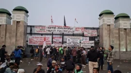 Massa demonstrasi 27 Agustus telah mulai berkunpul di area sekitar depan Gedung DPR RI, Jalan Gatot Subroto, Jakarta Pusat pada Kamis (27/8/2026). (Sumber: KOMPAS.com/Ridho Danu Prasetyo)