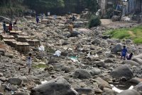 Sejumlah anak bermain di sungai Ciliwung yang debit airnya menyusut di wilayah Kelurahan Babakan Pasar, Kota Bogor, Jawa Barat, Jumat (17/7/2026). Badan Meteorologi, Klimatologi dan Geofisikia (BMKG) memprediksi musim kemarau 2026 akan berlangsung lebih kering dan lebih panjang dari kondisi normal akibat fenomena El Nino dengan puncaknya pada Juli hingga September 2026.(ANTARA FOTO/Arif Firmansyah)
