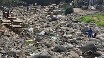 Sejumlah anak bermain di sungai Ciliwung yang debit airnya menyusut di wilayah Kelurahan Babakan Pasar, Kota Bogor, Jawa Barat, Jumat (17/7/2026). Badan Meteorologi, Klimatologi dan Geofisikia (BMKG) memprediksi musim kemarau 2026 akan berlangsung lebih kering dan lebih panjang dari kondisi normal akibat fenomena El Nino dengan puncaknya pada Juli hingga September 2026.(ANTARA FOTO/Arif Firmansyah)
