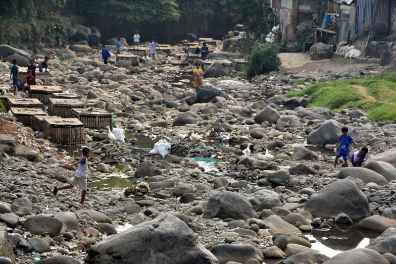 Sejumlah anak bermain di sungai Ciliwung yang debit airnya menyusut di wilayah Kelurahan Babakan Pasar, Kota Bogor, Jawa Barat, Jumat (17/7/2026). Badan Meteorologi, Klimatologi dan Geofisikia (BMKG) memprediksi musim kemarau 2026 akan berlangsung lebih kering dan lebih panjang dari kondisi normal akibat fenomena El Nino dengan puncaknya pada Juli hingga September 2026.(ANTARA FOTO/Arif Firmansyah)
