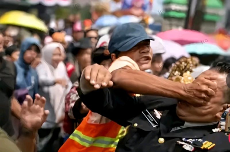 Kapolsek Cicalengka Kompol Ade Rahmat menjadi korban pengeroyokan. (Foto Ist)