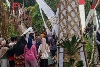 Sebuah jembatan gantung di Kabupaten Pangandaran, Jawa Barat, mengalami kerusakan sesaat setelah diresmikan pada Minggu (30/8/2026).
