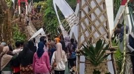 Sebuah jembatan gantung di Kabupaten Pangandaran, Jawa Barat, mengalami kerusakan sesaat setelah diresmikan pada Minggu (30/8/2026).
