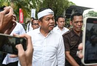 Gubernur Jawa Barat Dedi Mulyadi (tengah) berjalan menuju ruangan setibanya di Gedung Merah Putih KPK, Jakarta, Kamis (11/12/2025). Dedi Mulyadi bersama jajaran pemerintah daerah Jawa Barat melakukan koordinasi dan supervisi dengan Komisi Pemberantasan Korupsi terkait program penyelamatan aset negara, normalisasi sungai, dan pengawasan tata ruang di wilayah Jawa Barat. ANTARA FOTO/Sulthony Hasanuddin/nym.