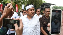 Gubernur Jawa Barat Dedi Mulyadi (tengah) berjalan menuju ruangan setibanya di Gedung Merah Putih KPK, Jakarta, Kamis (11/12/2025). Dedi Mulyadi bersama jajaran pemerintah daerah Jawa Barat melakukan koordinasi dan supervisi dengan Komisi Pemberantasan Korupsi terkait program penyelamatan aset negara, normalisasi sungai, dan pengawasan tata ruang di wilayah Jawa Barat. ANTARA FOTO/Sulthony Hasanuddin/nym.