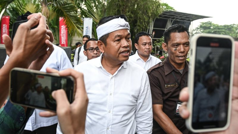 Gubernur Jawa Barat Dedi Mulyadi (tengah) berjalan menuju ruangan setibanya di Gedung Merah Putih KPK, Jakarta, Kamis (11/12/2025). Dedi Mulyadi bersama jajaran pemerintah daerah Jawa Barat melakukan koordinasi dan supervisi dengan Komisi Pemberantasan Korupsi terkait program penyelamatan aset negara, normalisasi sungai, dan pengawasan tata ruang di wilayah Jawa Barat. ANTARA FOTO/Sulthony Hasanuddin/nym.
