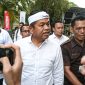 Gubernur Jawa Barat Dedi Mulyadi (tengah) berjalan menuju ruangan setibanya di Gedung Merah Putih KPK, Jakarta, Kamis (11/12/2025). Dedi Mulyadi bersama jajaran pemerintah daerah Jawa Barat melakukan koordinasi dan supervisi dengan Komisi Pemberantasan Korupsi terkait program penyelamatan aset negara, normalisasi sungai, dan pengawasan tata ruang di wilayah Jawa Barat. ANTARA FOTO/Sulthony Hasanuddin/nym.