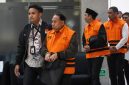 Rektor Universitas Jenderal Soedirman (Unsoed) Akhmad Sodiq (kedua kiri) berjalan menuju mobil tahanan seusai menjalani pemeriksaan di Gedung Merah Putih KPK, Jakarta, Sabtu (22/8/2026) dini hari. KPK menahan lima orang tersangka pascaoperasi operasi tangkap tangan (OTT) pada Kamis (20/8) yakni Rektor Unsoed Akhmad Sodiq, Wakil Rektor Bidang Kemahasiswaan Norman Arie Prayogo, Kepala Bagian Akademik Eko Sumanto, Dian Mulia Wardhana dan Adi Wiharto selaku pihak swasta, Mulyono yang merupakan keponakan Akhmad Sodiq serta mengamankan uang tunai Rp650 juta dan saldo dalam rekening senilai Rp99 juta yang diduga hasil dari tindak pidana korupsi terkait penerimaan mahasiswa baru di Unsoed Purwokerto tahun ajaran 2025-2026.(ANTARA FOTO/M Risyal Hidayat)