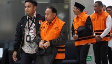 Rektor Universitas Jenderal Soedirman (Unsoed) Akhmad Sodiq (kedua kiri) berjalan menuju mobil tahanan seusai menjalani pemeriksaan di Gedung Merah Putih KPK, Jakarta, Sabtu (22/8/2026) dini hari. KPK menahan lima orang tersangka pascaoperasi operasi tangkap tangan (OTT) pada Kamis (20/8) yakni Rektor Unsoed Akhmad Sodiq, Wakil Rektor Bidang Kemahasiswaan Norman Arie Prayogo, Kepala Bagian Akademik Eko Sumanto, Dian Mulia Wardhana dan Adi Wiharto selaku pihak swasta, Mulyono yang merupakan keponakan Akhmad Sodiq serta mengamankan uang tunai Rp650 juta dan saldo dalam rekening senilai Rp99 juta yang diduga hasil dari tindak pidana korupsi terkait penerimaan mahasiswa baru di Unsoed Purwokerto tahun ajaran 2025-2026.(ANTARA FOTO/M Risyal Hidayat)