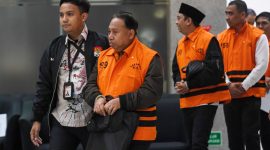 Rektor Universitas Jenderal Soedirman (Unsoed) Akhmad Sodiq (kedua kiri) berjalan menuju mobil tahanan seusai menjalani pemeriksaan di Gedung Merah Putih KPK, Jakarta, Sabtu (22/8/2026) dini hari. KPK menahan lima orang tersangka pascaoperasi operasi tangkap tangan (OTT) pada Kamis (20/8) yakni Rektor Unsoed Akhmad Sodiq, Wakil Rektor Bidang Kemahasiswaan Norman Arie Prayogo, Kepala Bagian Akademik Eko Sumanto, Dian Mulia Wardhana dan Adi Wiharto selaku pihak swasta, Mulyono yang merupakan keponakan Akhmad Sodiq serta mengamankan uang tunai Rp650 juta dan saldo dalam rekening senilai Rp99 juta yang diduga hasil dari tindak pidana korupsi terkait penerimaan mahasiswa baru di Unsoed Purwokerto tahun ajaran 2025-2026.(ANTARA FOTO/M Risyal Hidayat)