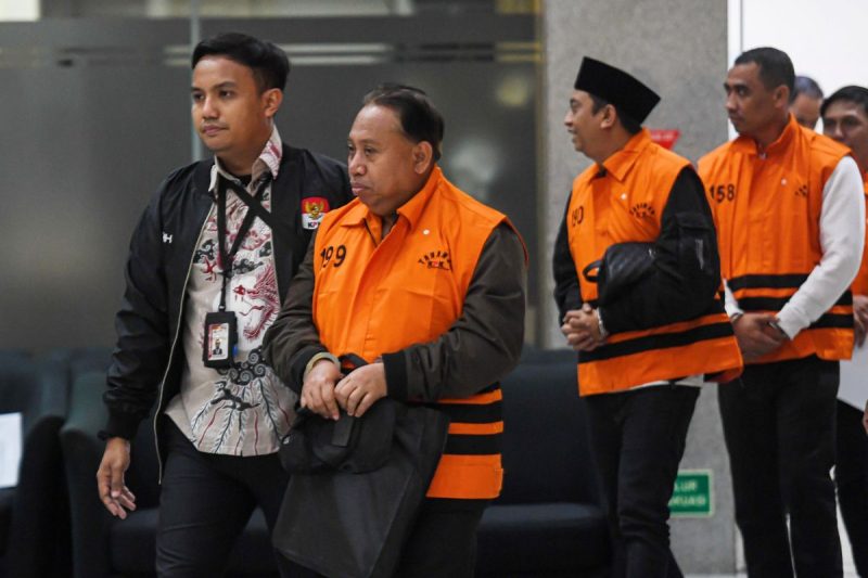 Rektor Universitas Jenderal Soedirman (Unsoed) Akhmad Sodiq (kedua kiri) berjalan menuju mobil tahanan seusai menjalani pemeriksaan di Gedung Merah Putih KPK, Jakarta, Sabtu (22/8/2026) dini hari. KPK menahan lima orang tersangka pascaoperasi operasi tangkap tangan (OTT) pada Kamis (20/8) yakni Rektor Unsoed Akhmad Sodiq, Wakil Rektor Bidang Kemahasiswaan Norman Arie Prayogo, Kepala Bagian Akademik Eko Sumanto, Dian Mulia Wardhana dan Adi Wiharto selaku pihak swasta, Mulyono yang merupakan keponakan Akhmad Sodiq serta mengamankan uang tunai Rp650 juta dan saldo dalam rekening senilai Rp99 juta yang diduga hasil dari tindak pidana korupsi terkait penerimaan mahasiswa baru di Unsoed Purwokerto tahun ajaran 2025-2026.(ANTARA FOTO/M Risyal Hidayat)