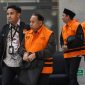 Rektor Universitas Jenderal Soedirman (Unsoed) Akhmad Sodiq (kedua kiri) berjalan menuju mobil tahanan seusai menjalani pemeriksaan di Gedung Merah Putih KPK, Jakarta, Sabtu (22/8/2026) dini hari. KPK menahan lima orang tersangka pascaoperasi operasi tangkap tangan (OTT) pada Kamis (20/8) yakni Rektor Unsoed Akhmad Sodiq, Wakil Rektor Bidang Kemahasiswaan Norman Arie Prayogo, Kepala Bagian Akademik Eko Sumanto, Dian Mulia Wardhana dan Adi Wiharto selaku pihak swasta, Mulyono yang merupakan keponakan Akhmad Sodiq serta mengamankan uang tunai Rp650 juta dan saldo dalam rekening senilai Rp99 juta yang diduga hasil dari tindak pidana korupsi terkait penerimaan mahasiswa baru di Unsoed Purwokerto tahun ajaran 2025-2026.(ANTARA FOTO/M Risyal Hidayat)