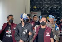 Kondisi aktor Revaldo Fifaldi saat akan menjalani tes kesehatan di Sie Dokkes Polres Metro Jakarta Barat usai ditangkap terkait kasus penyalahgunaan narkoba, Rabu (26/8/2026).
