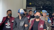Kondisi aktor Revaldo Fifaldi saat akan menjalani tes kesehatan di Sie Dokkes Polres Metro Jakarta Barat usai ditangkap terkait kasus penyalahgunaan narkoba, Rabu (26/8/2026).
