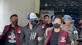 Kondisi aktor Revaldo Fifaldi saat akan menjalani tes kesehatan di Sie Dokkes Polres Metro Jakarta Barat usai ditangkap terkait kasus penyalahgunaan narkoba, Rabu (26/8/2026).
