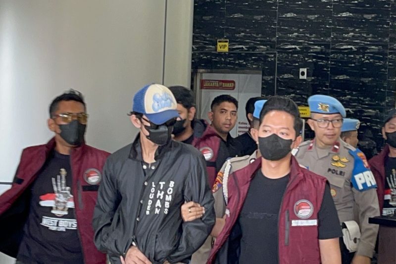 Kondisi aktor Revaldo Fifaldi saat akan menjalani tes kesehatan di Sie Dokkes Polres Metro Jakarta Barat usai ditangkap terkait kasus penyalahgunaan narkoba, Rabu (26/8/2026).
