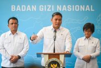Kepala Badan Gizi Nasional (BGN) Sudaryono (tengah) didampingi Wakil Kepala BGN Trenggono (kiri) dan Agustina Arumsari (kanan) memberikan keterangan pers terkait penutupan dapur SPPG bermasalah di Jakarta, Senin (27/7/2026). ( ANTARA FOTO/Rivan Awal Lingga)