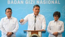 Kepala Badan Gizi Nasional (BGN) Sudaryono (tengah) didampingi Wakil Kepala BGN Trenggono (kiri) dan Agustina Arumsari (kanan) memberikan keterangan pers terkait penutupan dapur SPPG bermasalah di Jakarta, Senin (27/7/2026). ( ANTARA FOTO/Rivan Awal Lingga)