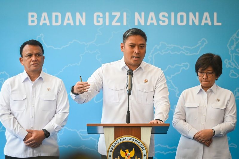 Kepala Badan Gizi Nasional (BGN) Sudaryono (tengah) didampingi Wakil Kepala BGN Trenggono (kiri) dan Agustina Arumsari (kanan) memberikan keterangan pers terkait penutupan dapur SPPG bermasalah di Jakarta, Senin (27/7/2026). ( ANTARA FOTO/Rivan Awal Lingga)
