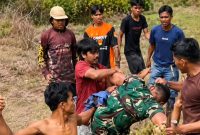 Sejumlah warga Suku Anak Dalam (SAD) membabi buta melakukan tindak kekerasan kepada beberapa personel TNI di sekitar areal perkebunan PT Sari Aditya Loka, Desa Bukit Suban, Kecamatan Air Hitam, Kabupaten Sarolangun, Jambi, Jumat (28/8).(Dok Istimewa)