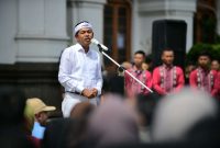 Gubernur Jawa Barat Dedi Mulyadi menegaskan bahwa Gerakan Rereongan Sapoe Sarebu (Poe Ibu) merupakan gerakan partisipatif berbasis gotong royong yang berlandaskan nilai kearifan lokal silih asah, silih asih, silih asuh. (Foto: jabarprov.go.id)