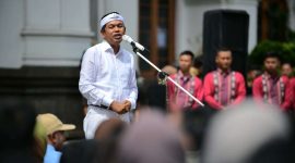 Gubernur Jawa Barat Dedi Mulyadi menegaskan bahwa Gerakan Rereongan Sapoe Sarebu (Poe Ibu) merupakan gerakan partisipatif berbasis gotong royong yang berlandaskan nilai kearifan lokal silih asah, silih asih, silih asuh. (Foto: jabarprov.go.id)
