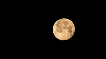 Ilustrasi: Bulan purnama berwarna kekuningan bersinar terang di langit malam yang gelap gulita. · Foto: Francesco Ungaro / Pexels