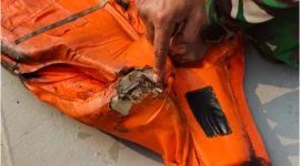 Hari ketiga pencarian 5 jurnalis hilang, TNI AL menemukan pelampung di perairan dekat Anyer. Tim masih memeriksa keterkaitannya. /Dok Dinas Penerangan Angkatan Laut.


