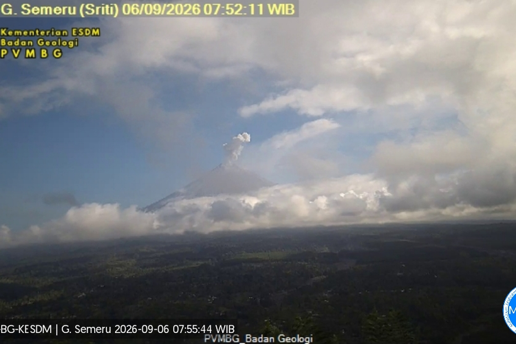 Visual erupsi gunung semeru berupa letusan asap setinggi 1.000 meter, Minggu (6/9/2026)(Dok. PVMBG)

