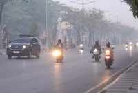 Kabut asap kiriman yang menyelimuti Banjarmasin, Kalsel, Jumat (11/9/2026) kian pekat. Warga merasa terganggu dan hanya bisa pasrah.(KOMPAS.com/ANDI MUHAMMAD HASWAR)
