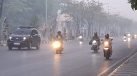 Kabut asap kiriman yang menyelimuti Banjarmasin, Kalsel, Jumat (11/9/2026) kian pekat. Warga merasa terganggu dan hanya bisa pasrah.(KOMPAS.com/ANDI MUHAMMAD HASWAR)
