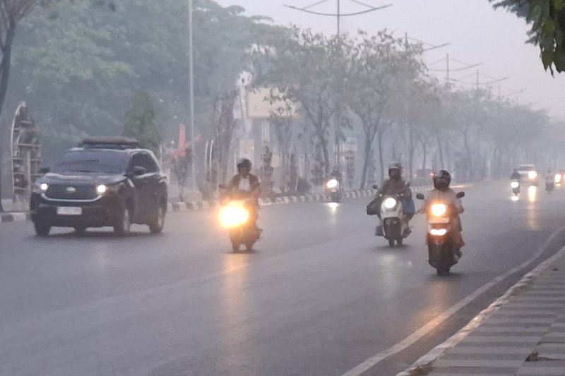 Kabut asap kiriman yang menyelimuti Banjarmasin, Kalsel, Jumat (11/9/2026) kian pekat. Warga merasa terganggu dan hanya bisa pasrah.(KOMPAS.com/ANDI MUHAMMAD HASWAR)
