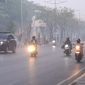 Kabut asap kiriman yang menyelimuti Banjarmasin, Kalsel, Jumat (11/9/2026) kian pekat. Warga merasa terganggu dan hanya bisa pasrah.(KOMPAS.com/ANDI MUHAMMAD HASWAR)
