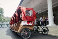 Becak Bantuan diberikan gratis kepada pengemudi becak, terutama lanjut usia, untuk mengurangi beban fisik sekaligus mendukung aktivitas ekonomi. (Humas Jabar)