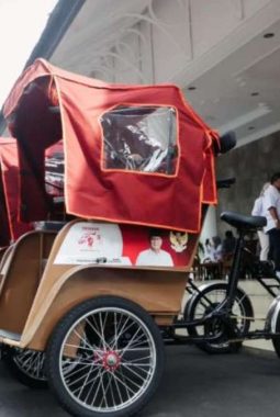 Prabowo Salurkan 260 Becak Listrik ke Kabupaten Bandung, Pengayuh Lansia Jadi Prioritas