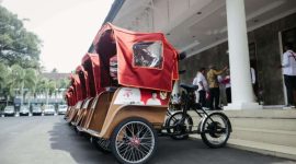 Becak Bantuan diberikan gratis kepada pengemudi becak, terutama lanjut usia, untuk mengurangi beban fisik sekaligus mendukung aktivitas ekonomi. (Humas Jabar)