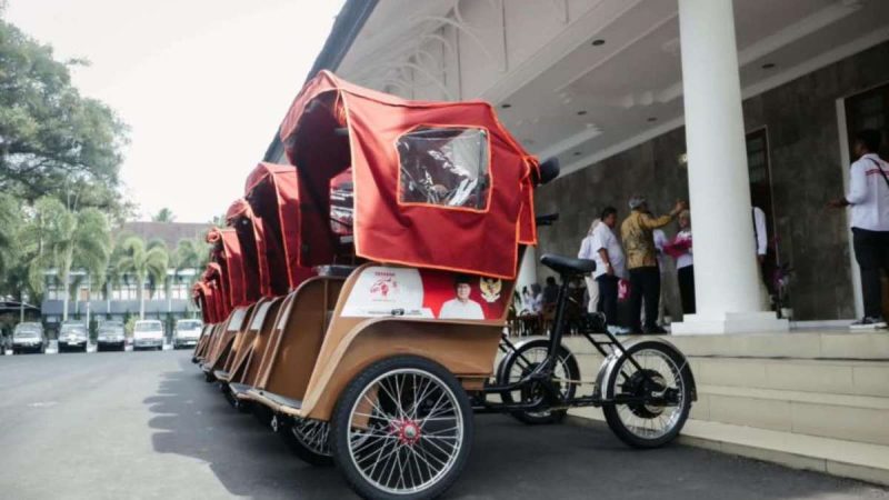 Becak Bantuan diberikan gratis kepada pengemudi becak, terutama lanjut usia, untuk mengurangi beban fisik sekaligus mendukung aktivitas ekonomi. (Humas Jabar)