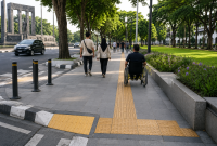 Trotoar di kawasan Lapangan Gasibu Bandung akan ditata agar lebih ramah pejalan kaki dan disabilitas.