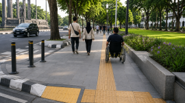 Trotoar di kawasan Lapangan Gasibu Bandung akan ditata agar lebih ramah pejalan kaki dan disabilitas.